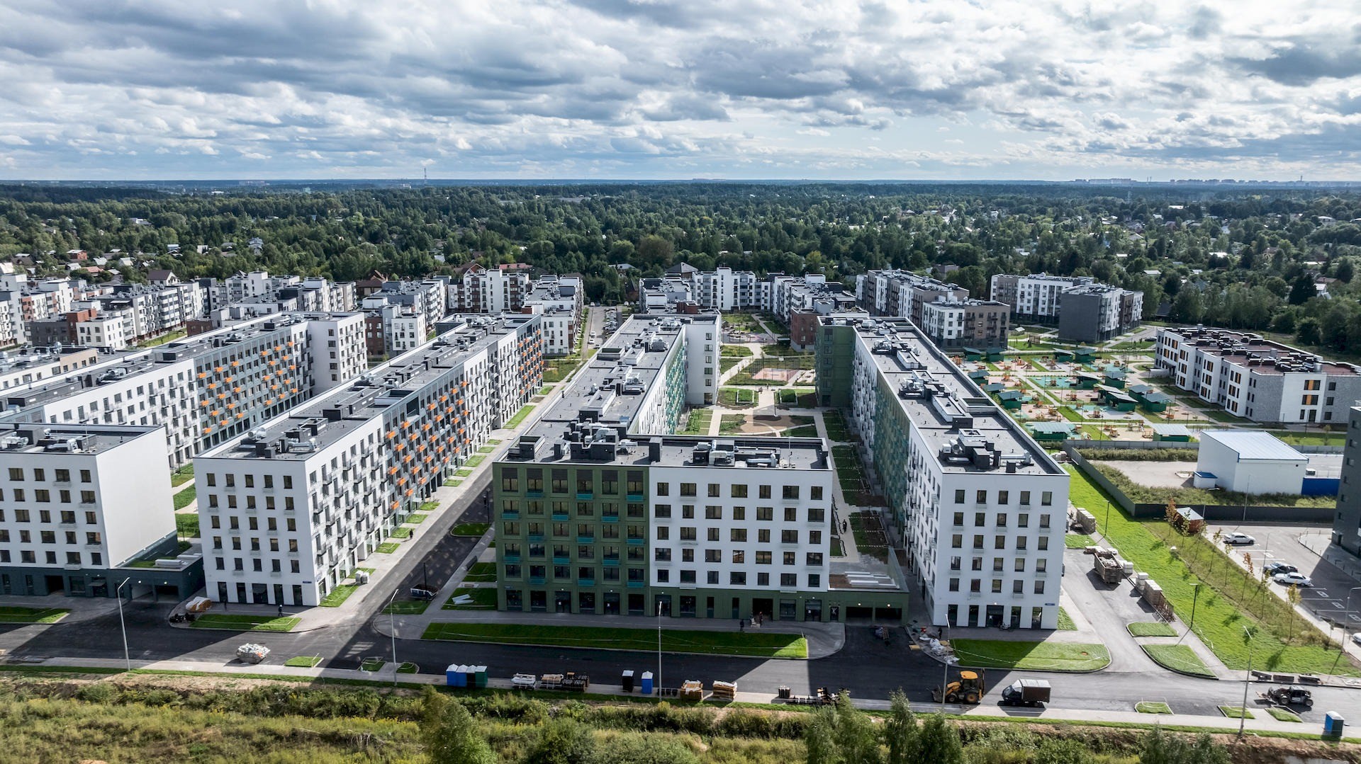 Август