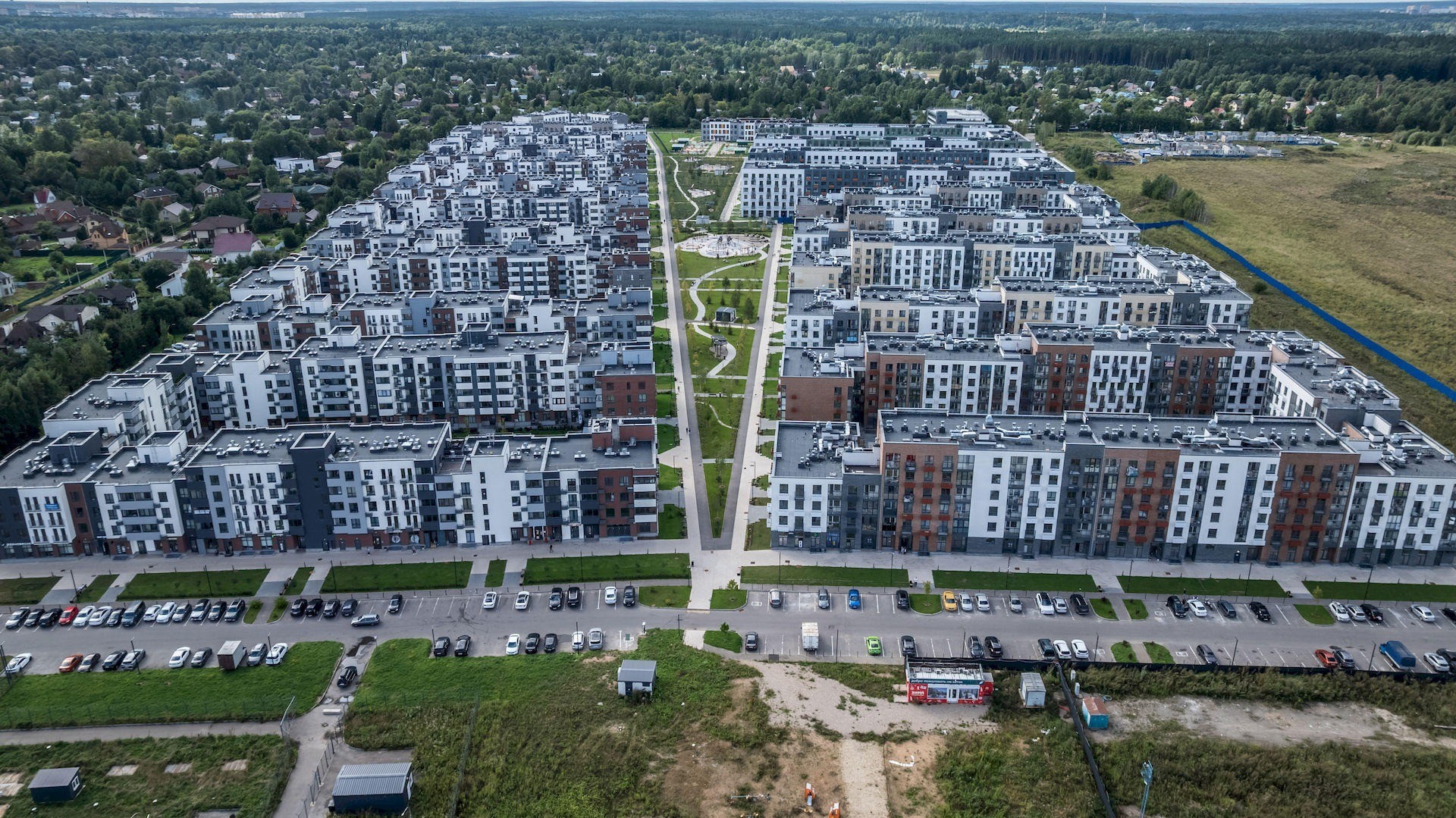 Август